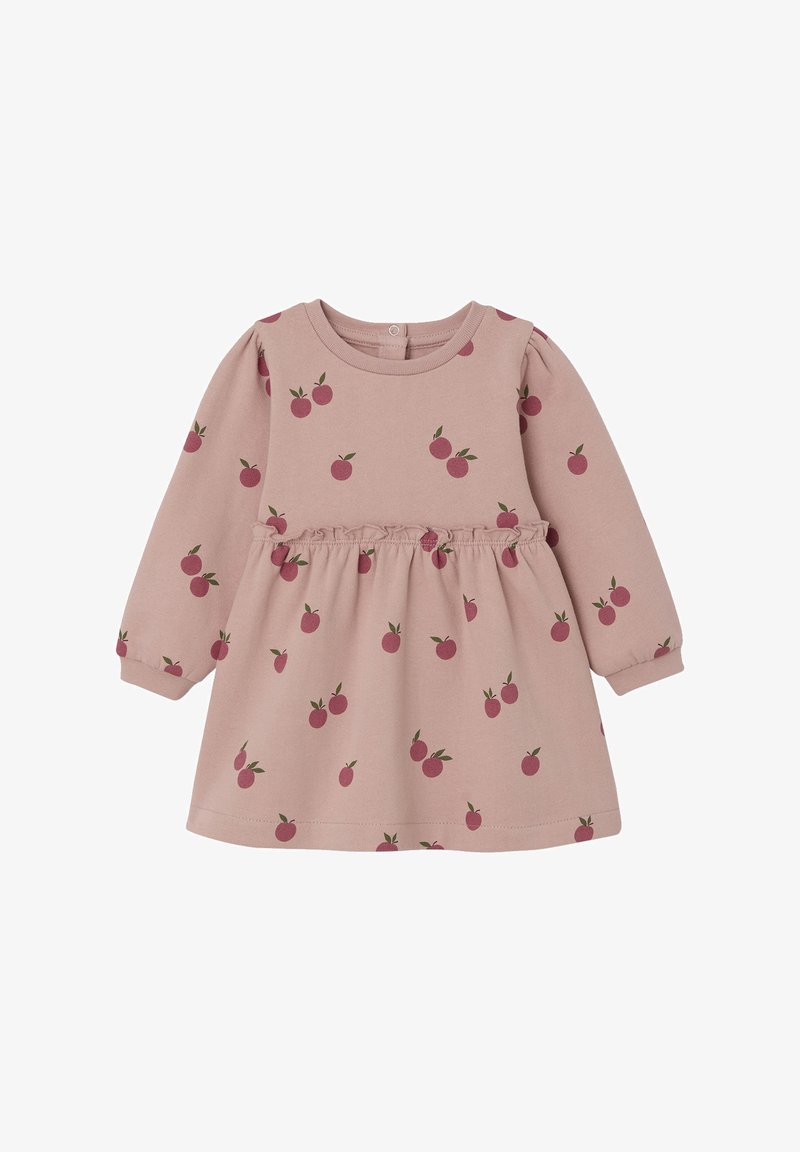 Rotes langärmliges Kleid mit geraffter Taille, das ein wiederholtes Muster aus kleinen roten Früchten und grünen Blättern aufweist, aus weichem Stoff gefertigt.