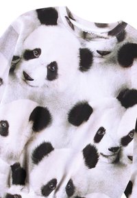 Puha anyagból készült pulóver, fekete-fehér pandaface mintával. Kerek nyakú, bordás díszítéssel és laza szabással.