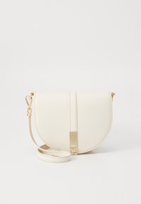 Borsa a tracolla in pelle color crema a forma di mezzaluna con chiusura in tonalità oro e tracolla regolabile su uno sfondo bianco puro.