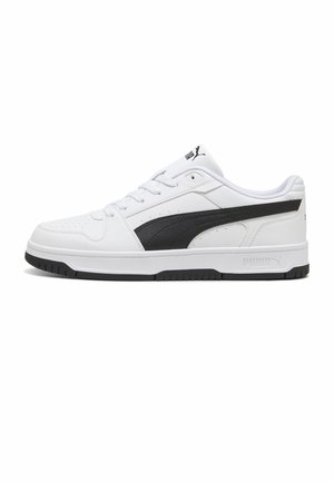 Baskets basses blanches avec détail bande noire Puma, fermeture à lacets et semelle extérieure noire visible de profil sur fond blanc.