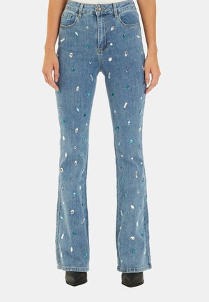 Jeans en denim bleu évasés ornés de diverses embellissements en strass dans des couleurs telles que le vert, le bleu et le clair, avec un design classique à cinq poches.