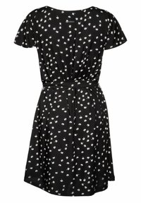 Robe noire ornée d'un motif floral blanc, manches courtes à volants, design froncé avec une ceinture à la taille et ourlet à hauteur des genoux.