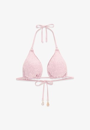 Lichtroze pailletten bikini top met halternek en bindsluitingen, versierd met kleine gouden letter- en hangerbedeltjes op de voorste strikjes.