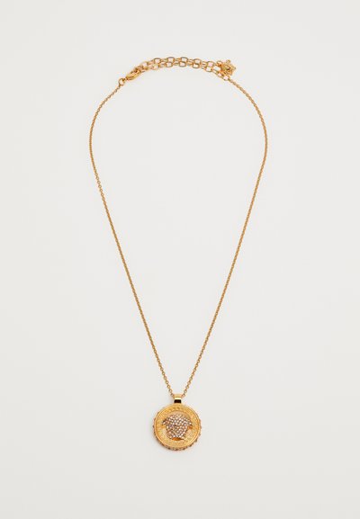 Collar en tono dorado con un colgante redondo de borde texturizado, adornado con piedras transparentes y de color rosa. La cadena incluye un broche.