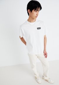 Levi's® VINTAGE FIT GRAPHIC - Apdrukāts T-krekls - white