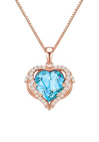 Ciondolo a forma di cuore in oro rosa con un grande diamante azzurro chiaro al centro, circondato da piccoli cristalli trasparenti; presenta un design intricato.