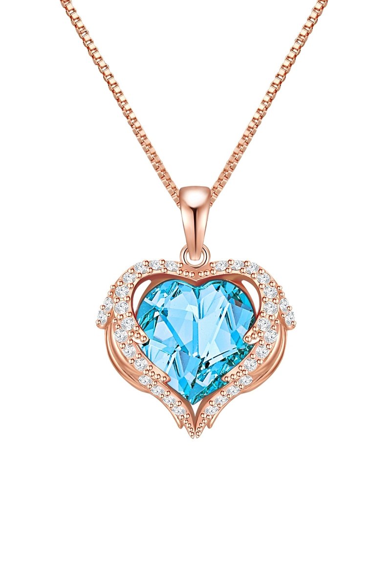 Ciondolo a forma di cuore in oro rosa con un grande diamante azzurro chiaro al centro, circondato da piccoli cristalli trasparenti; presenta un design intricato.