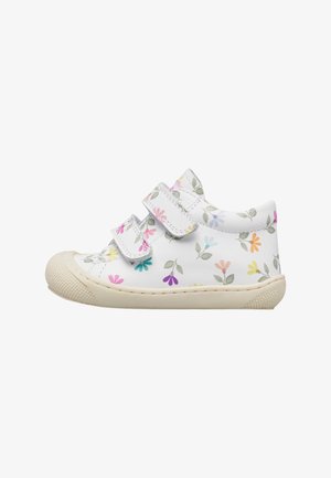 Witte peutersneaker met kleurrijke bloemenprints, twee verstelbare klittenbandsluitingen en een beige rubberen zool met structuur.