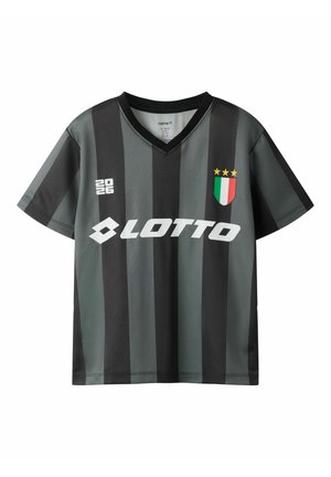 Schwarzes und graues Sportshirt mit vertikalen Streifen, Lotto-Logo, der Schrift "2026" und einem italienischen Flaggenwappen mit drei goldenen Sternen auf der Brust.