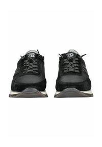 Černé síťované a semišové tenisky s kulatou špičkou, šněrovacím designem a kontrastními šedými akcenty. Obsahují průhlednou gumovou podrážku pro lepší přilnavost.