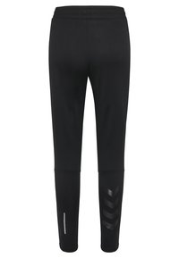 Czarne spodenki sportowe z elastycznym pasem, zwężającymi się nogawkami, odblaskowym paskiem na lewej łydce oraz czterema wzorami w kształcie chevronu na prawej łydce.