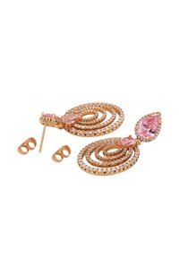 Orecchini color oro con design a spirale, dotati di gemme rosa e cristalli trasparenti, che mettono in mostra un intricato lavoro metallico e una finitura lucida.