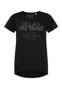 Camiseta negra de manga corta con escote en V. Presenta un texto en blanco y azul claro: "RELAX Love Yourself" y "by Soccer Stories". Tela suave.