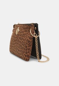 Leopardų rašto rankinė su ruda ir juoda spalvų schemomis, su auksiniu grandinės diržu ir užtrauktuku. Lygi tekstūra ir elegantiškas dizainas.