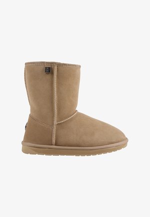 Botín de ante en tono beige con puntera redondeada, costuras decorativas y suela de goma. Presenta un pequeño acento de logo en el lateral.