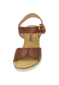 Brązowa skórzana sandał z regulowanym paskiem i dekoracyjną, ośmiokątną klamrą; wyściółka z poduszką; jasna gumowa podeszwa; otwarty fason na palce.