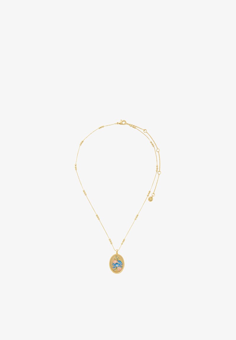Hienovarainen kultainen kaulaketju, jossa pieniä kultaisia helmiä ja ovaalinen riipus, jossa on sininen ja vaaleanpunainen kukkainen emalikoriste.