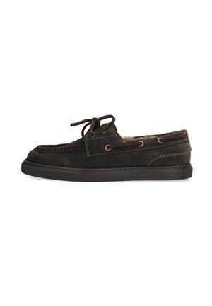 Zwarte suèden mocassinschoen met zijveters, zichtbare stiknaden, rubberen zool en zachte binnenvoering.