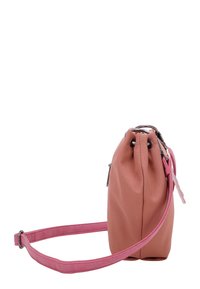 Borsa a drawstring rosa e terracotta con una texture liscia, hardware in metallo e una lunga tracolla regolabile. Presenta un'apertura arricciata.