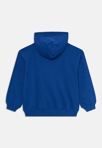 Felpa blu a maniche lunghe con polsini e orlo a coste, mostrata da dietro su uno sfondo bianco.