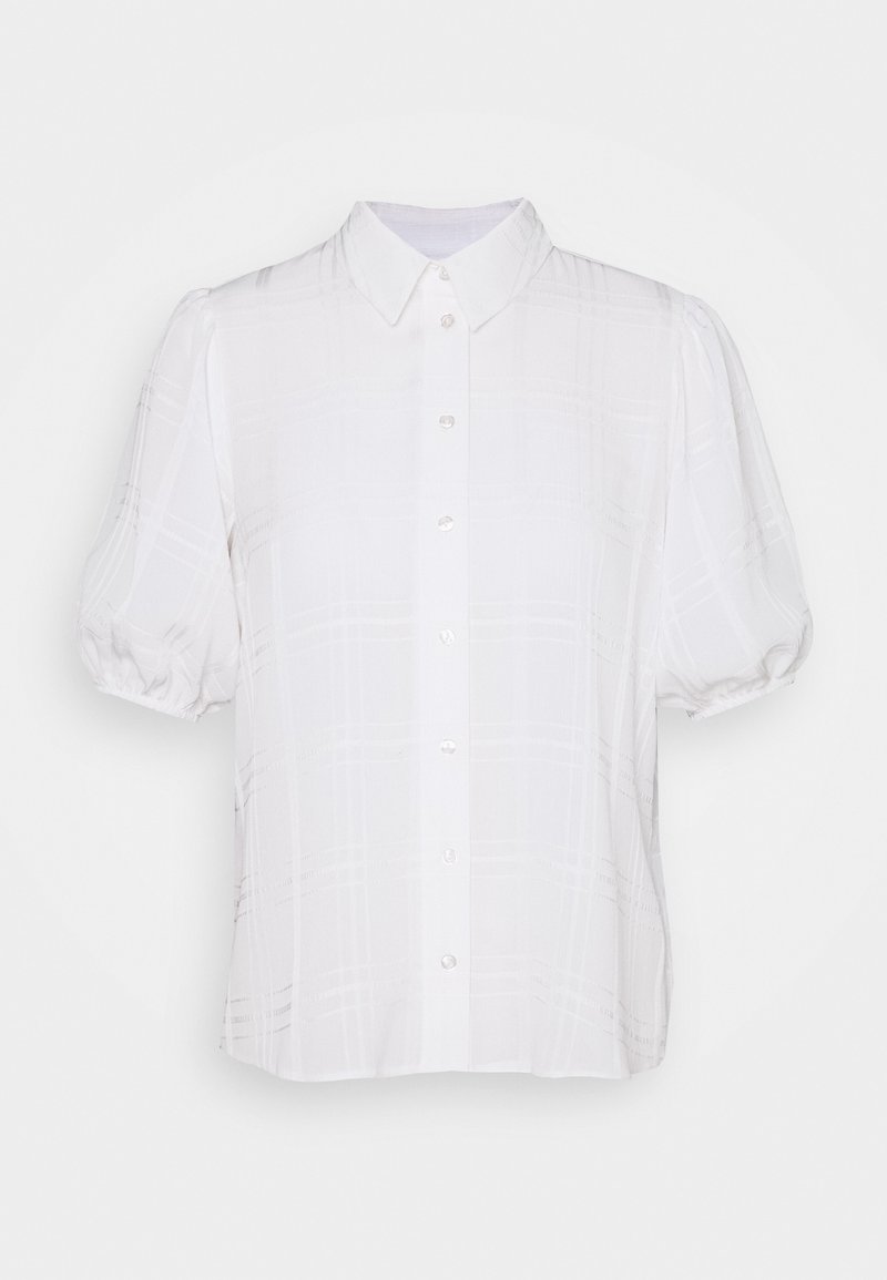 Blouse blanche à manches courtes avec col à revers, boutonnée sur le devant et motif à carreaux subtil ; elle présente des manches bouffantes et un tissu léger.