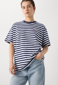 Scotch & Soda CORE THE FREE SPIRIT PEACE BIRD  - Print T-shirt - navy/white