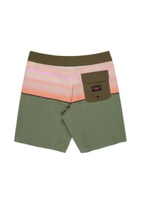 Costume da bagno da uomo con design sfumato in rosa e arancione, tessuto verde oliva, una tasca posteriore con pattina e cuciture a contrasto.