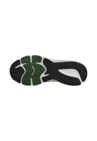 Suela de zapatilla New Balance que presenta goma negra y verde con un patrón texturizado; media suela blanca para amortiguación y soporte.