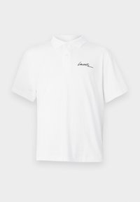Polo shirt blanc en coton, avec un col pointu, une patte de boutonnage à trois boutons et un logo noir en écriture cursive sur la poitrine gauche.