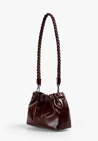 Bolso de cuero burdeos con un diseño plisado, asas trenzadas y adornos de hardware plateado. Textura suave con un acabado brillante.