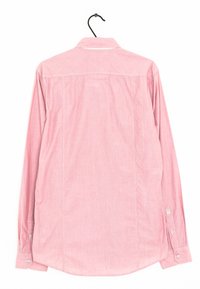 Camicia a maniche lunghe in chambray rosso con yoke sul retro, polsini con bottone e orlo arrotondato. Presenta una sottile texture e due dettagli sulle cuciture posteriori.