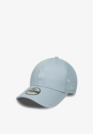 Lichtblauwe baseballpet met wit "LA"-logo op de voorkant en een mesh paneel aan de achterzijde, met een gebogen klep en verstelbare pasvorm.