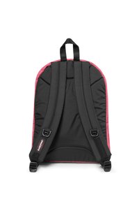 Sac à dos noir et rose avec des bretelles noires rembourrées, une bordure rose texturée et des boucles réglables. Doté d'une poignée supérieure pour le transport.