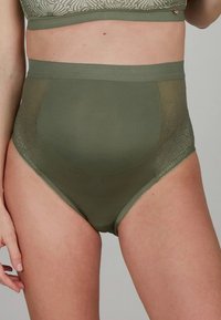 Høj talje olivengrønne trusser med blomsterblonde detaljer på siderne, blødt stof og en glat tekstur over hele kroppen.