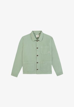 Giacca verde chiaro con bottoni, tre tasche frontali e colletto, posata su un fondo bianco.