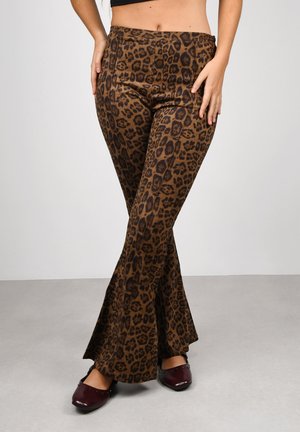 Bosanova, PANTALÓN FLARE LEOPARDO CON CREMALLERA - Pantalones - leopardo
