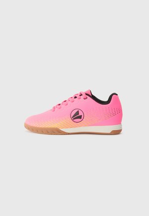 Helle pinkfarbene Sportschuhe mit einem strukturierten Obermaterial, einem Farbverlauf-Detail, schwarzen Akzenten und einer Sohle aus Gummi. Schnürdesign mit Logo.