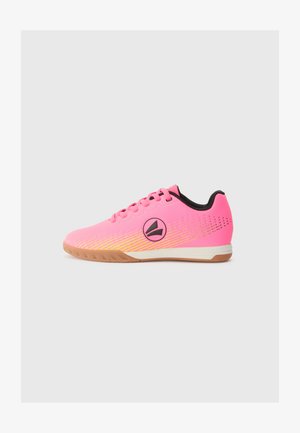 Zapatilla deportiva de color rosa brillante con un upper texturizado, detalles en degradado, acentos negros y suela de goma. Diseño con cordones y logo.