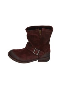 Burgunderfarbene Wildleder-Ankle-Boots mit lässigem Design, weiter Öffnung, Schnallenakzent und niedrigem gestapeltem Absatz. Das strukturierte Material hebt die Handwerkskunst hervor.