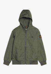 Oliwkowa kurtka z kapturem, z przednim zamkiem błyskawicznym, ściągaczami przy rękawach i dolnej części, dwoma przednimi kieszeniami oraz naszywkami z logo na klatce piersiowej i lewej rękawie.