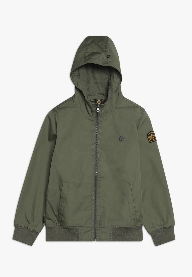 Oliwkowa kurtka z kapturem, z przednim zamkiem błyskawicznym, ściągaczami przy rękawach i dolnej części, dwoma przednimi kieszeniami oraz naszywkami z logo na klatce piersiowej i lewej rękawie.