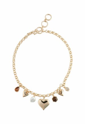 Goldene Kettenarmband mit herzförmigen Anhängern, einer Perle und braunen Edelsteinpendants, ausgestattet mit einem Toggle-Verschluss.