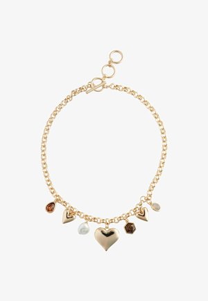 Pulsera de cadena de oro con charms en forma de corazón, una perla y colgantes de piedras preciosas marrones, con cierre de palanca.