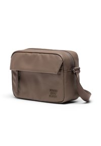 Borsa a tracolla in nylon marrone con patta, scomparto principale con zip e tracolla regolabile. Presenta un logo in rilievo e una texture liscia.