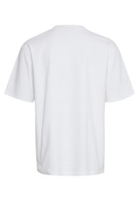 Camisa de algodón blanca, de manga corta, cuello redondo, corte relajado, textura suave, sin gráficos o acentos visibles en la parte trasera.