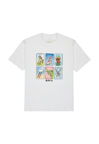 T-shirt bianca in cotone con sei grafiche quadrate colorate: un cavallo, un tacco alto, una rosa, una nuvola, una scala, una rana e un ragno, con "BUCA" sotto.