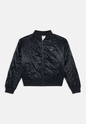 Veste bomber Nike noire matelassée avec fermeture éclair frontale, deux poches latérales, poignets et col côtelés, logo blanc sur la poitrine gauche.