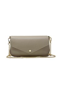 Borsa a mano in pelle beige con superficie testurizzata, tracolla a catena e hardware color oro. Presenta un pattino triangolare con chiusura a scatto.