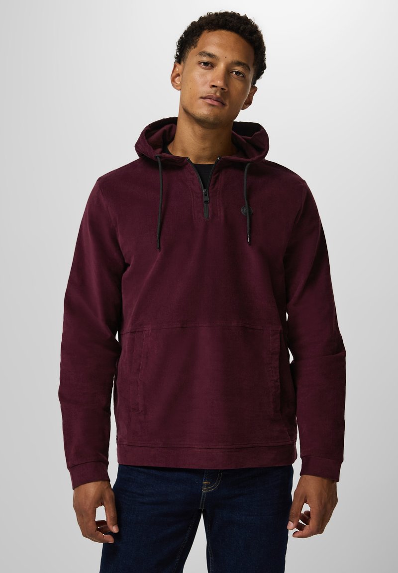 Burgundy hoodie med dragkedja, snoddar och en framficka; tillverkad av mjukt tyg med en slät yta.