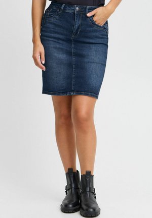 Denim skirt in dark blue, knee-length, with a straight cut, five pockets, and belt loops. Paired with black ankle boots.